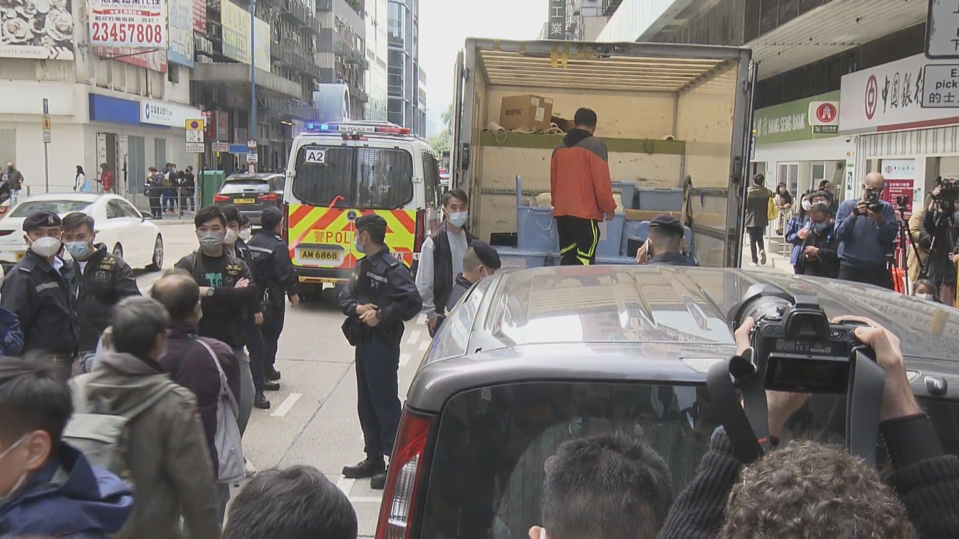 警方國安處搜《立場新聞》辦公室　檢走多箱物品