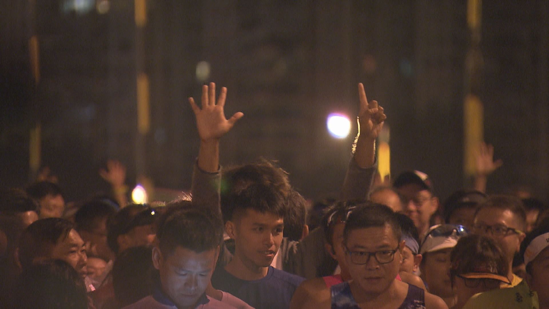 香港街馬有跑手高舉「五大訴求」手勢