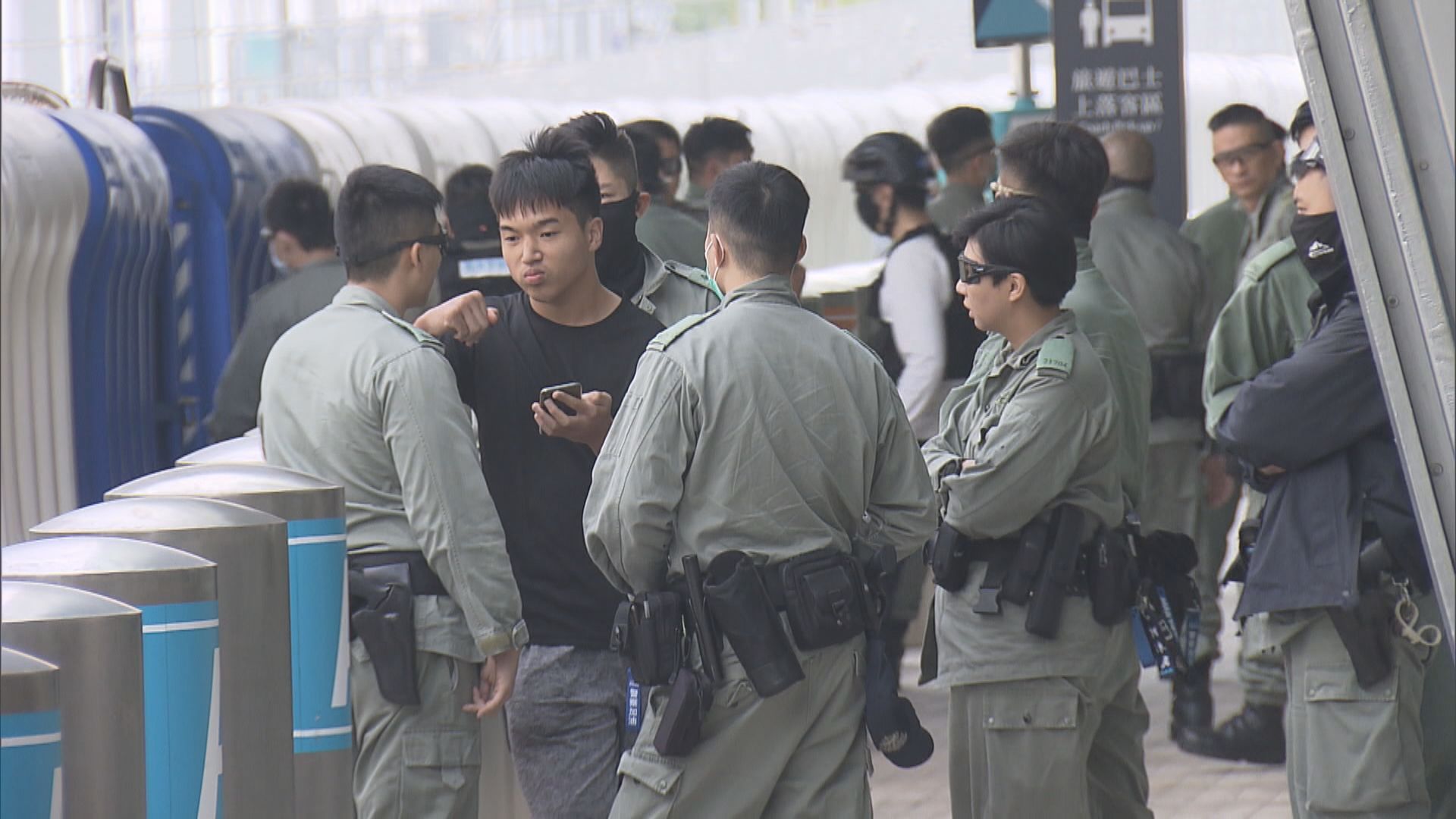 警員西九站外截查途人　一人被帶走