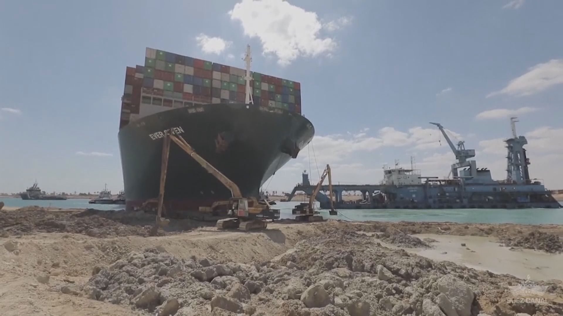 蘇彝士運河管理局：擱淺貨輪船身已移正　今日稍後拖船