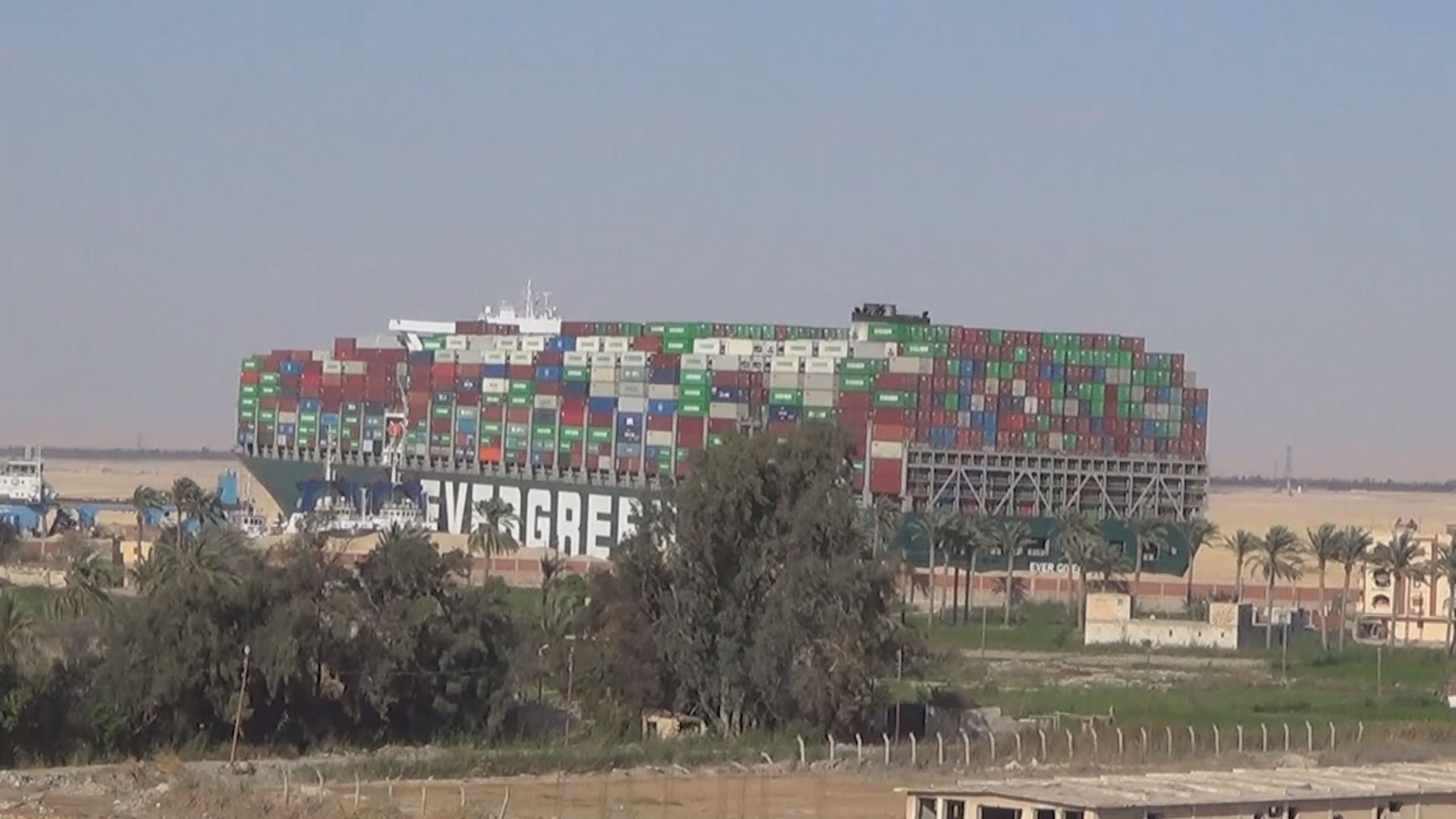 擱淺蘇彝士運河貨輪局部浮起　消息指有望今日恢復通航