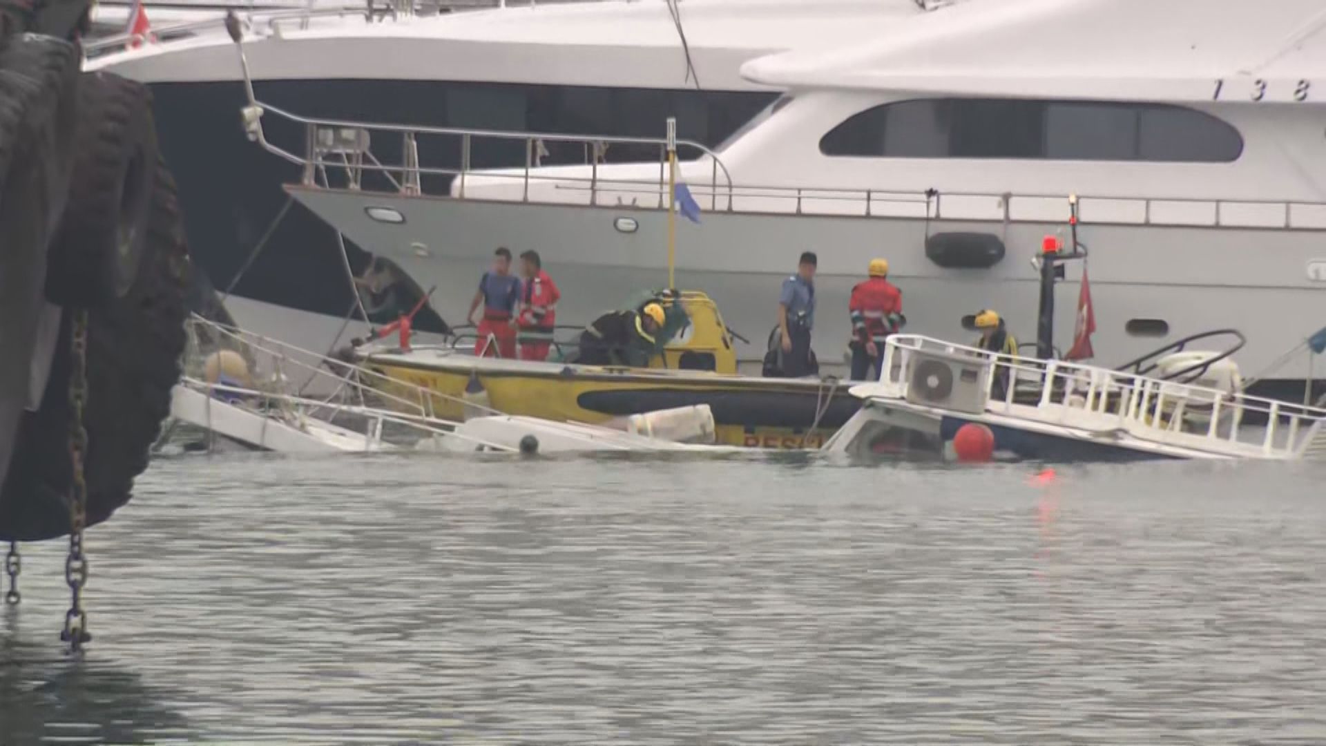 油麻地一艘遊艇入水沉沒