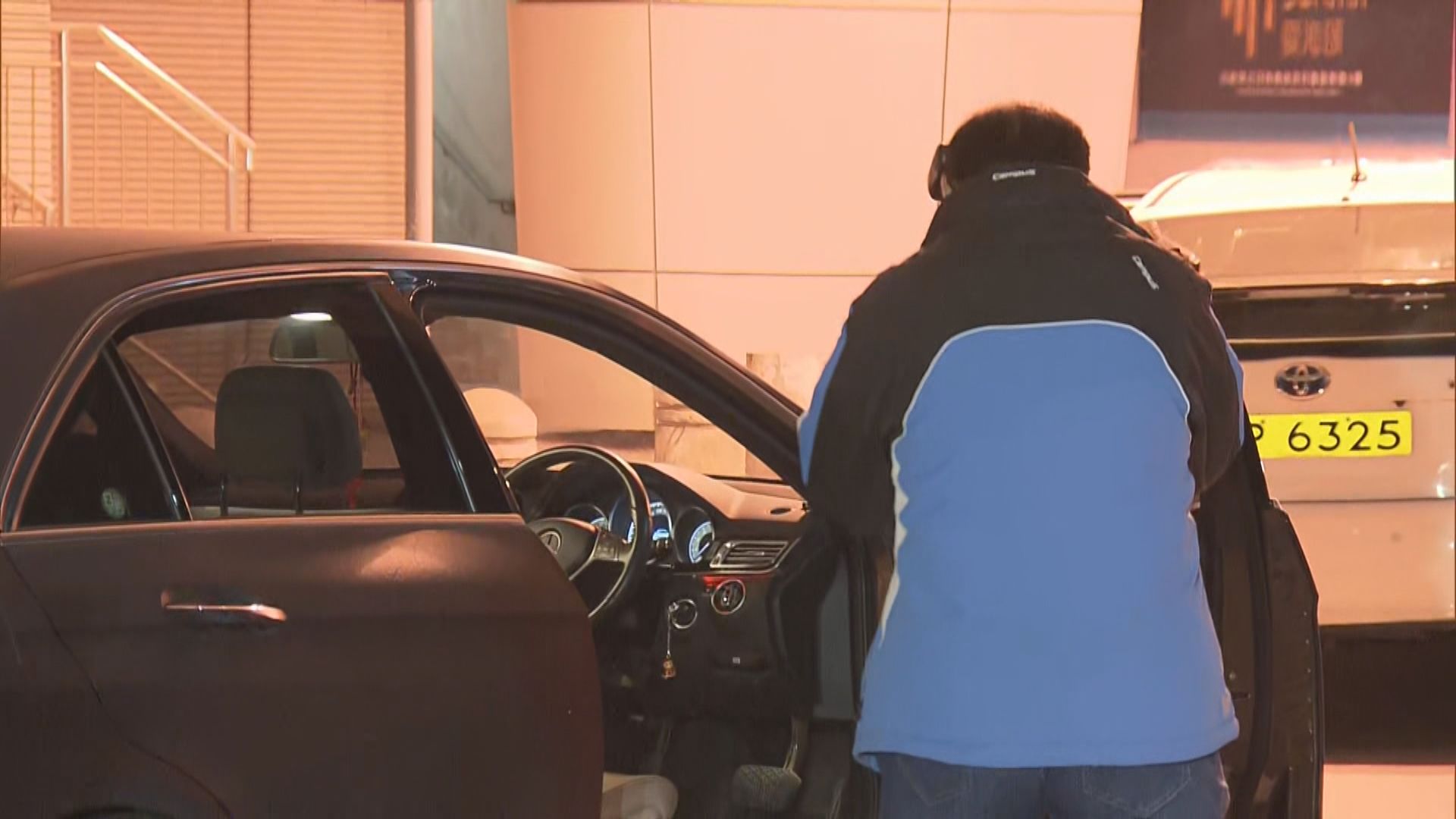 警方紅磡截可疑私家車擎槍制服兩漢搜出武器