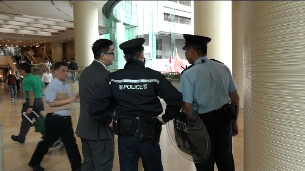 警方高等法院搜捕持刀男子