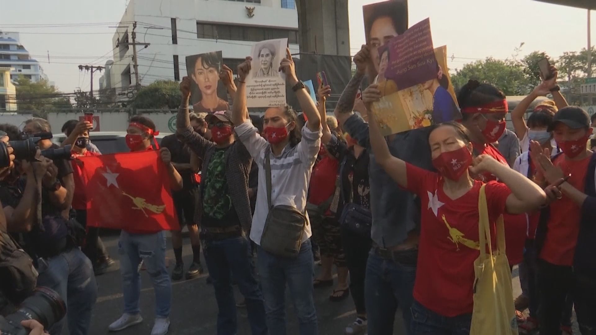 緬甸駐曼谷大使館外示威演變衝突　有人被捕