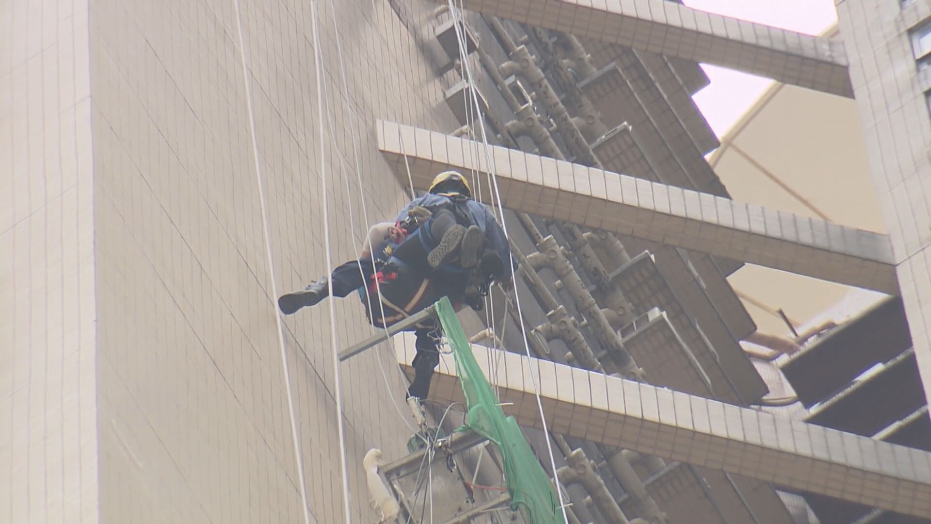 西環寶翠園有工人被困吊船　消防救出