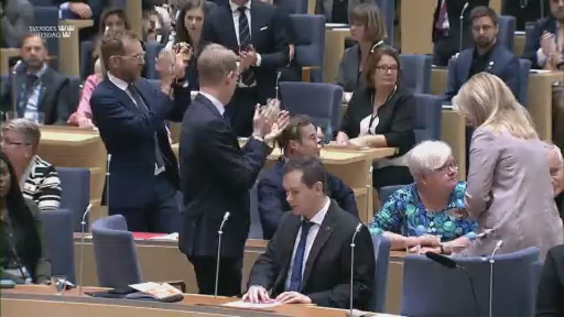 瑞典國會選出保守溫和派領袖克里斯特松出任新首相