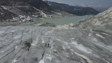 瑞士冰川融化出孔洞猶如「冰川芝士」　專家警告會融得更快