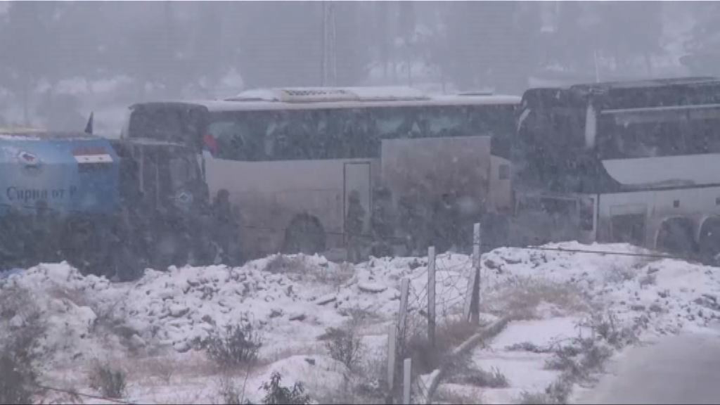 敘利亞阿勒頗戰火　平民冒着風雪陸續撤離