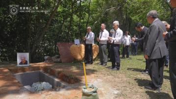 樹仁大學創辦人兼校監胡鴻烈出殯　與妻合葬