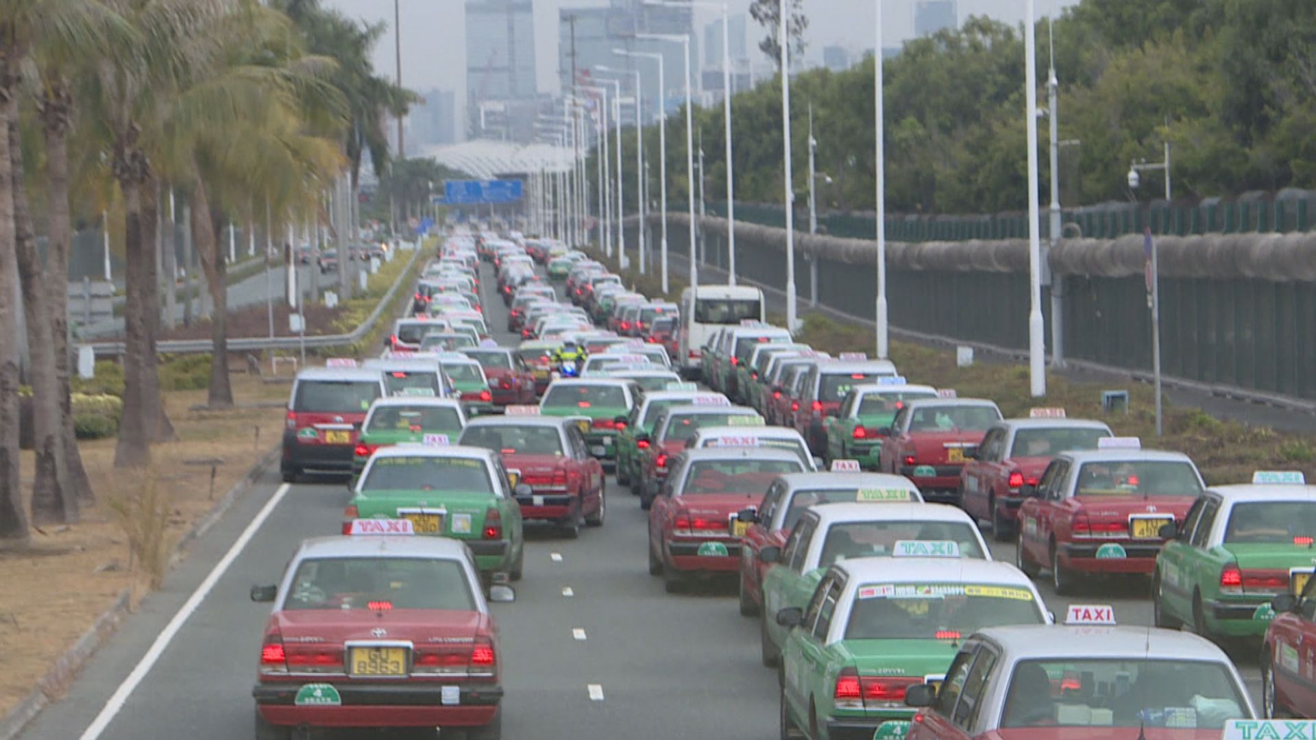 深圳灣口岸早上大批市民過關　出現人龍及車龍