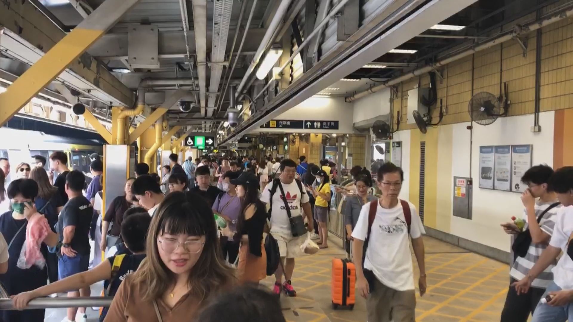 早上逾14萬人次出入境 內地旅客指過關人潮多