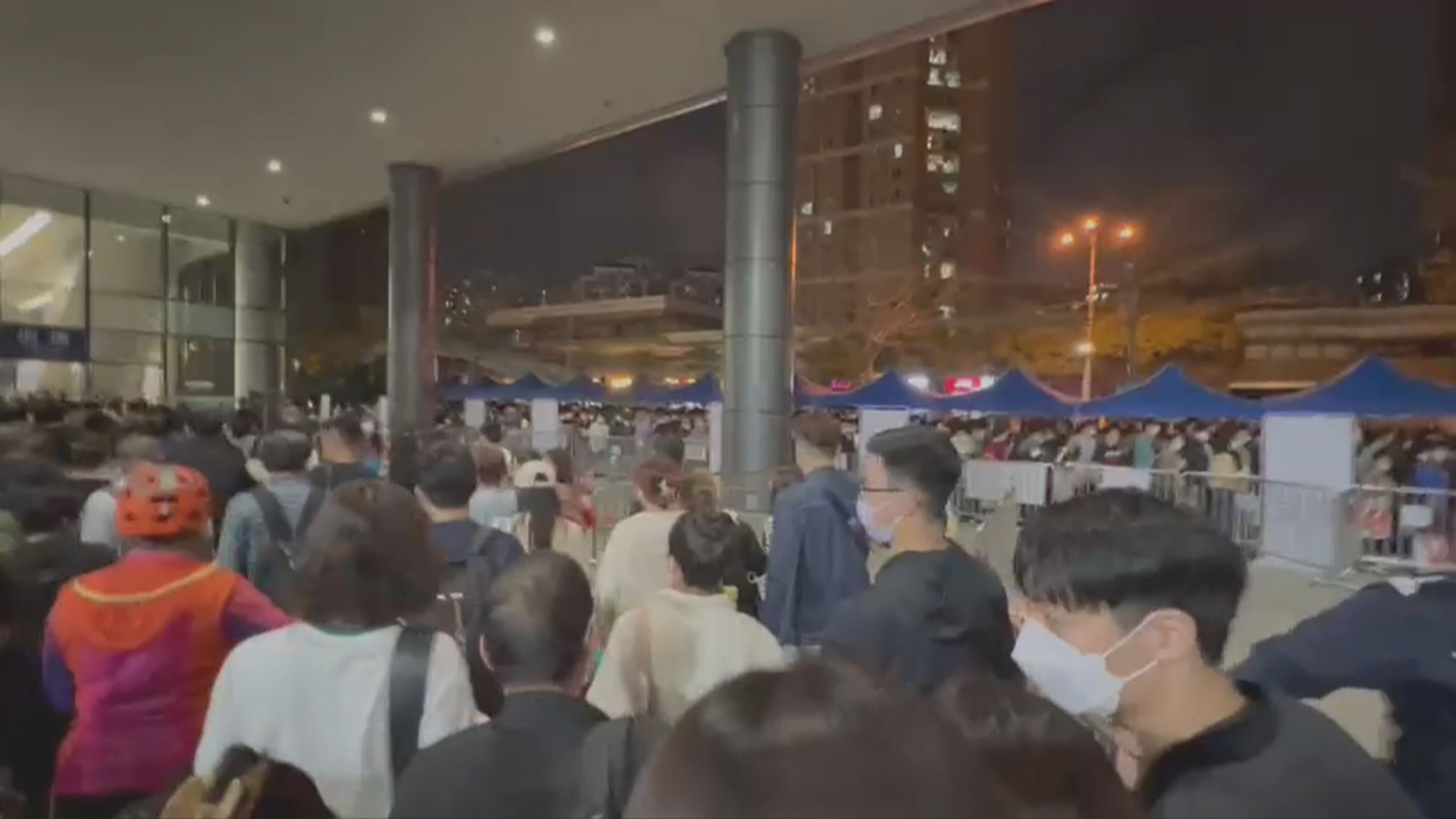 大批人晚上經福田口岸來港　有市民稱免掃「黑碼」過關