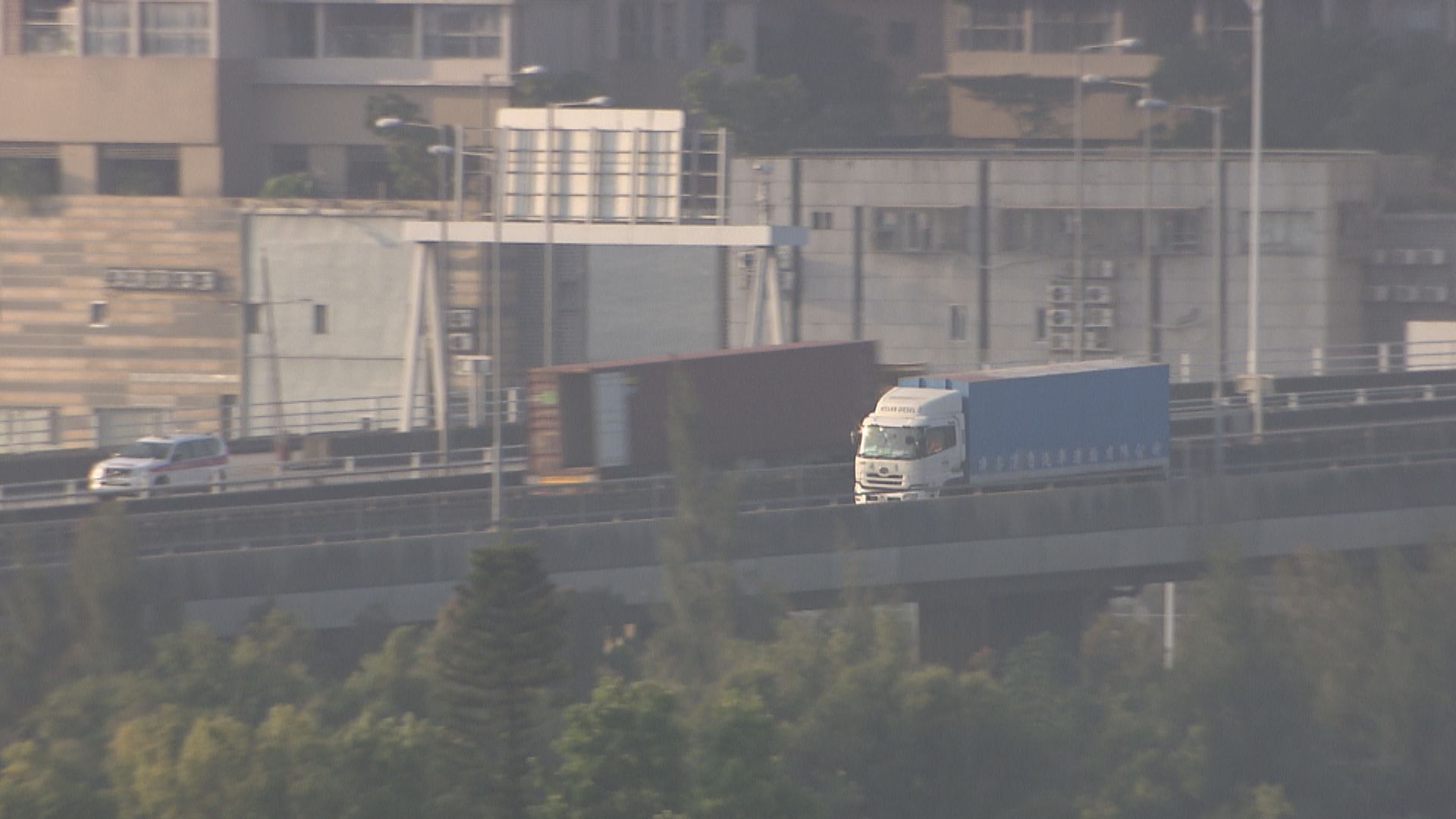 深圳擬對港跨境貨車實行單雙號限行　下午與業界開會