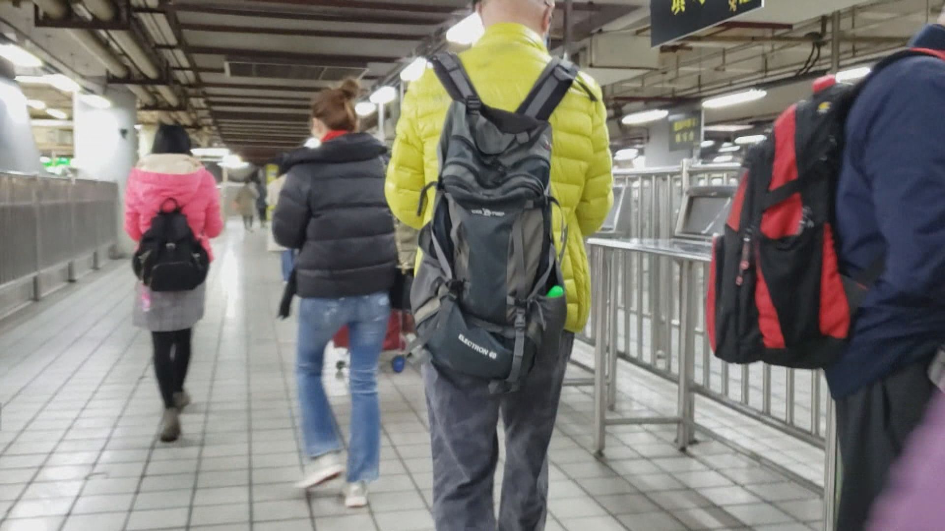 有口岸職員指不用整份健康申報表填妥