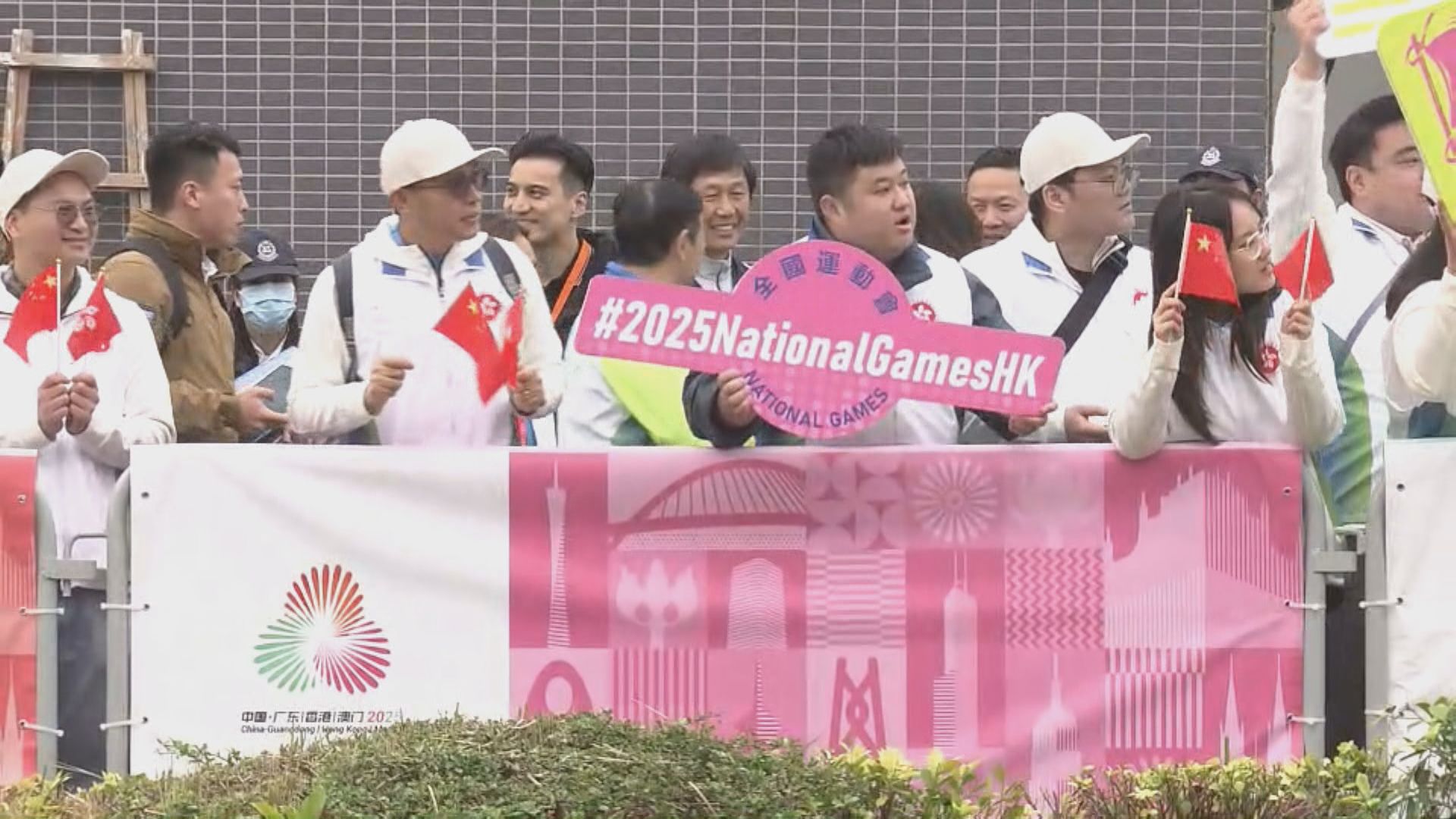 內地與香港有觀眾清晨到場為跑手打氣　內地當局稱測試賽有助累積經驗