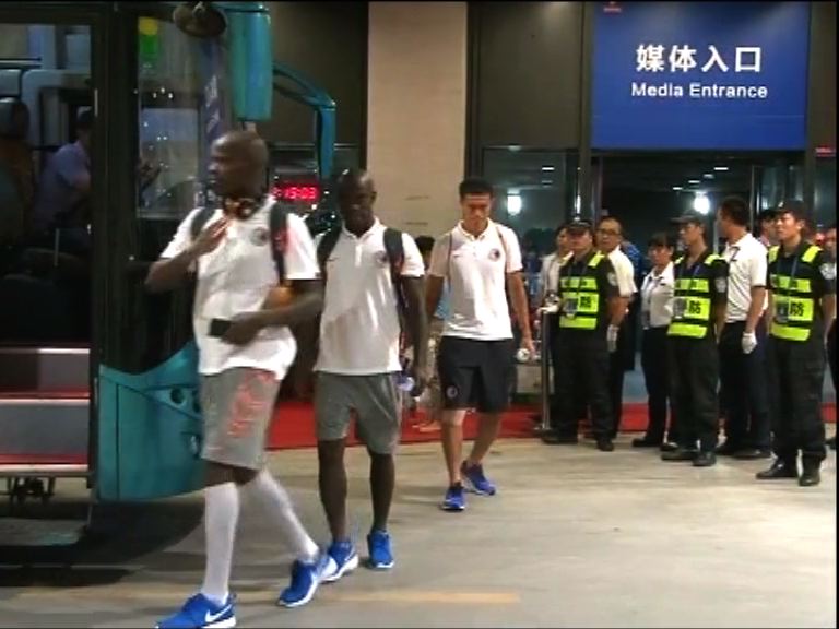 中港兩隊球員公安車開路下離開