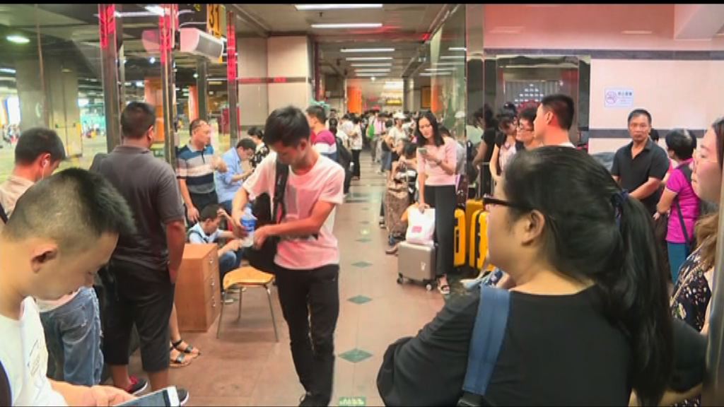 內地黃金周交通大擠塞　乘客滯留羅湖車站