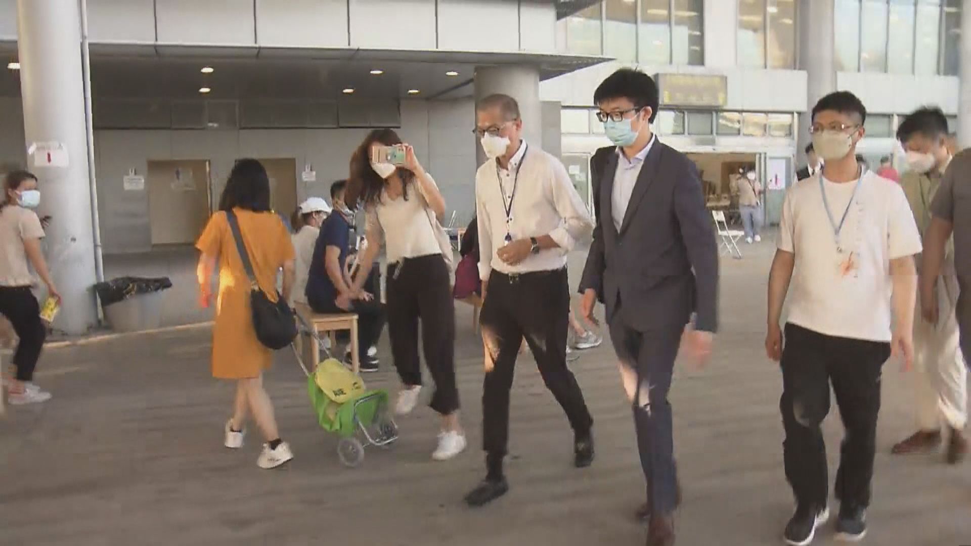 盧寵茂視察深圳灣口岸檢測流程　對旅客排長龍表抱歉