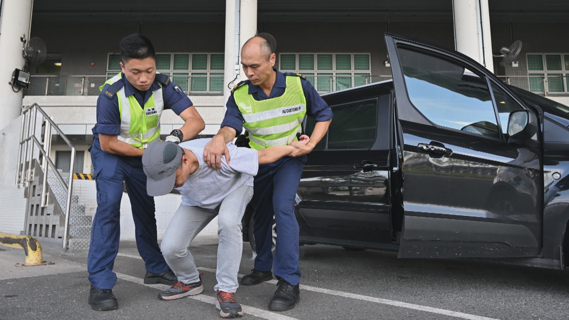 海關和消防處於深圳灣管制站進行「破狼」反恐演習