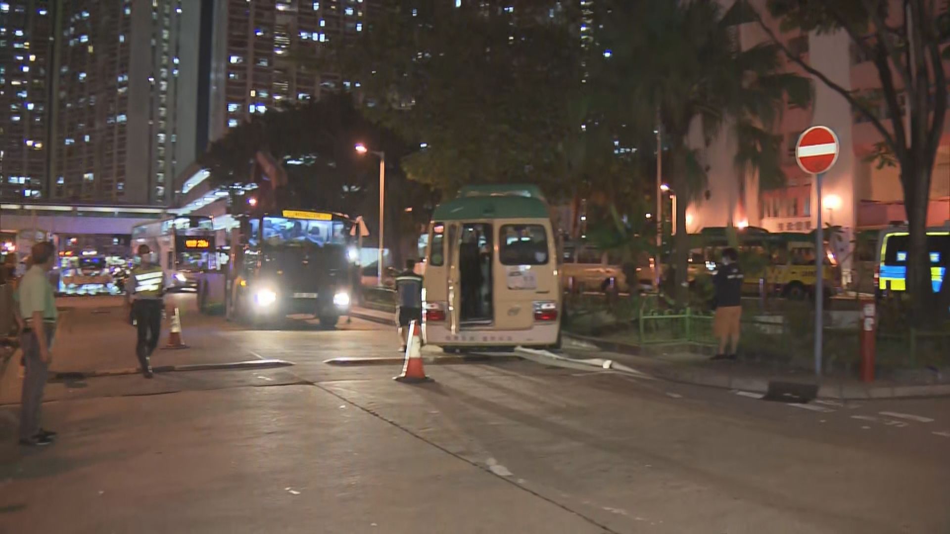 觀塘樂華邨對開有女途人被小巴撞倒　受傷送院