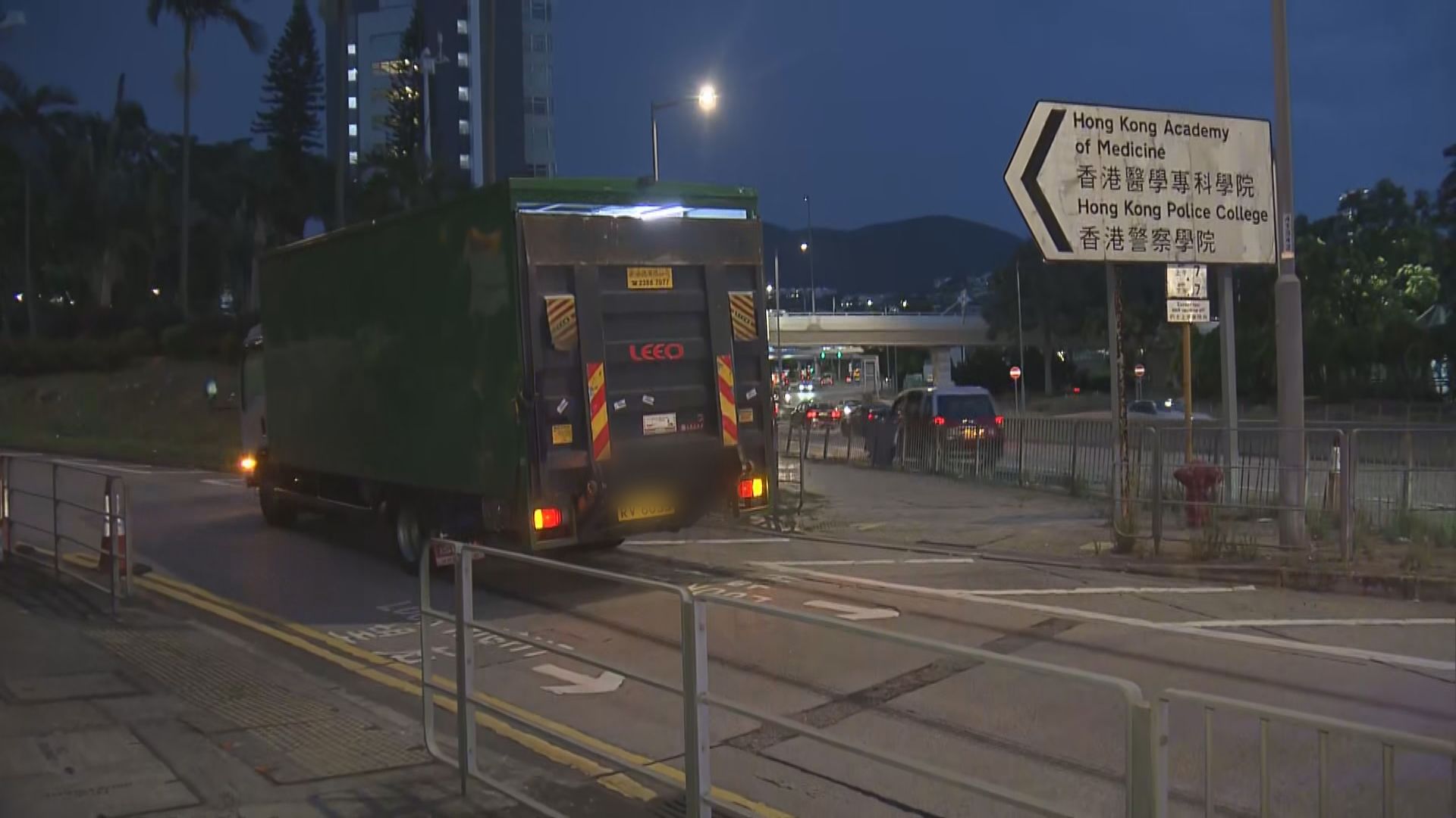 黃竹坑貨車撞傷女途人 送院搶救不治