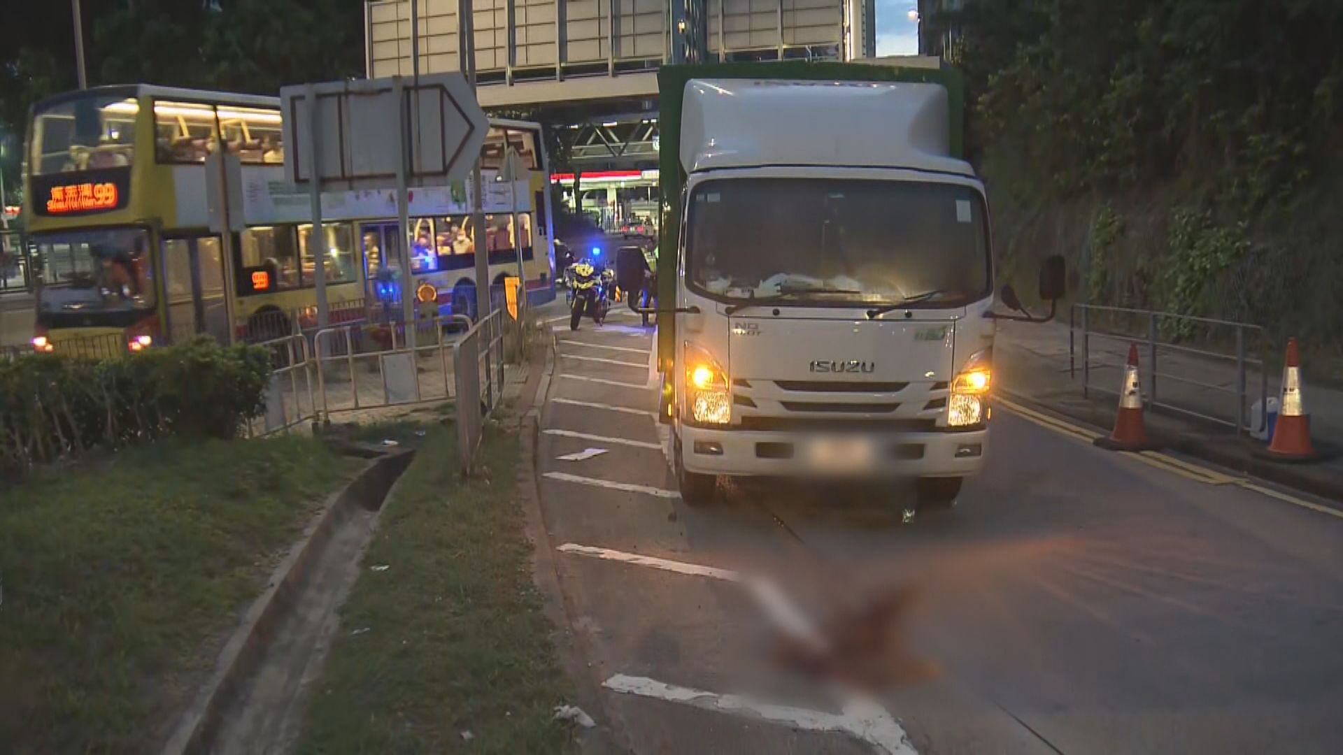 黃竹坑貨車撞傷女途人 送院搶救不治