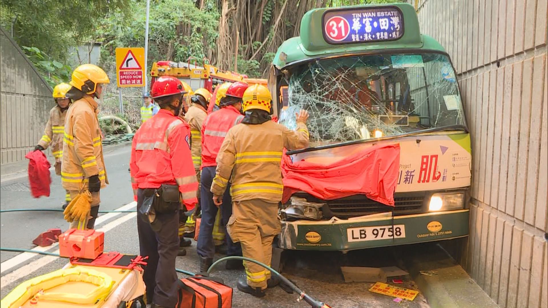 香港仔華富道小巴撼泥頭車釀兩傷