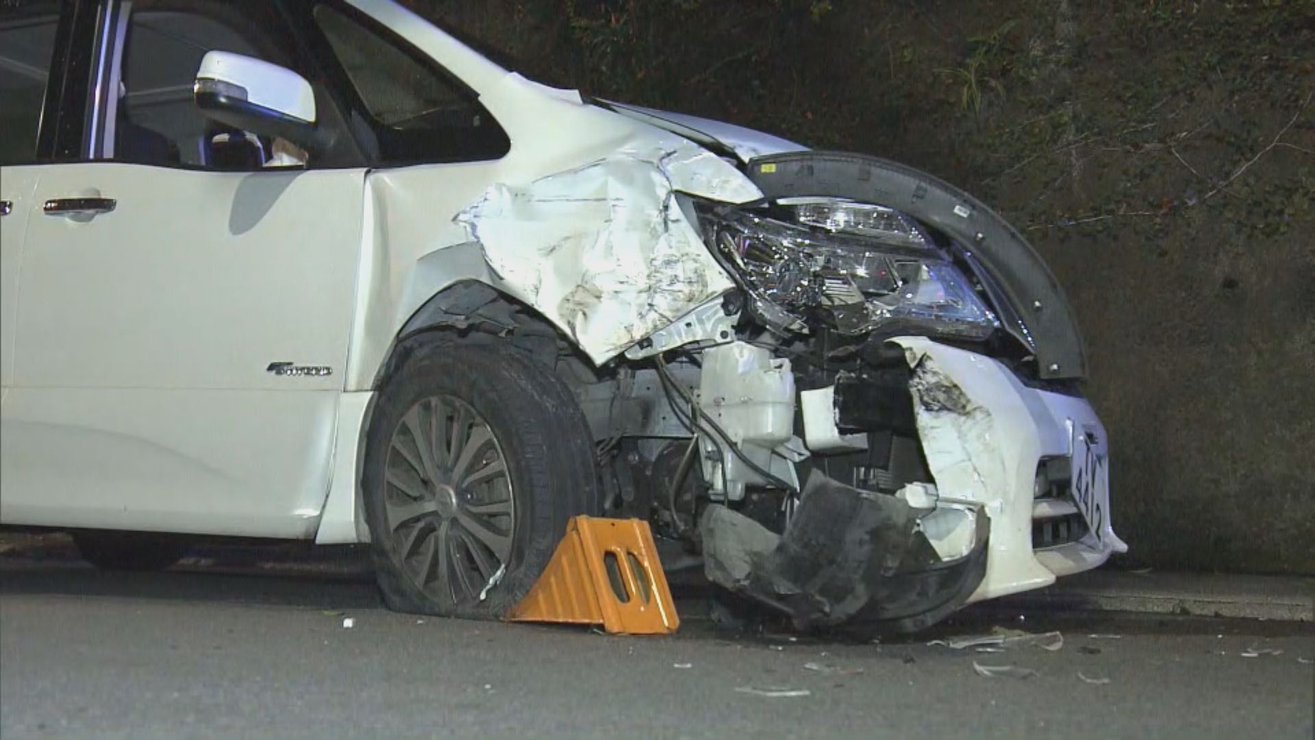 淺水灣道三車相撞 其中一車衝落山坡四人傷