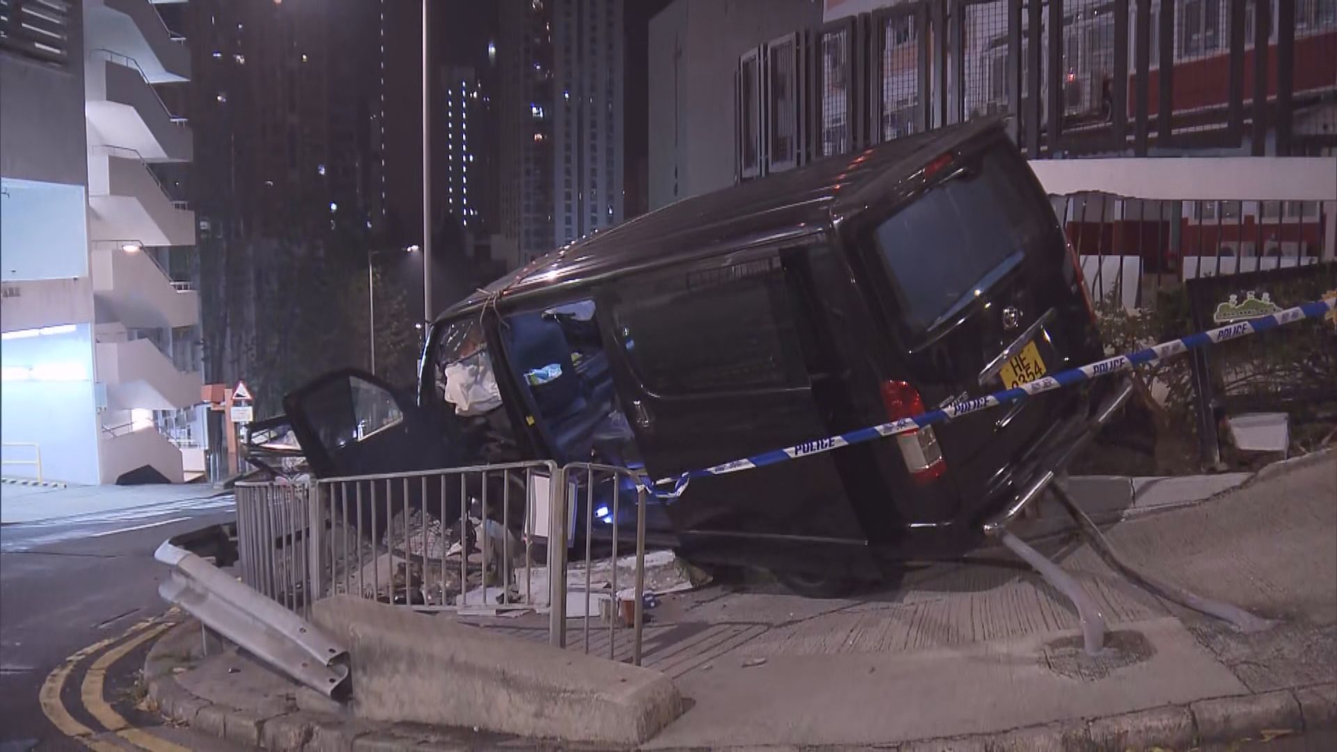 香港仔貨車剷上行人路無人傷