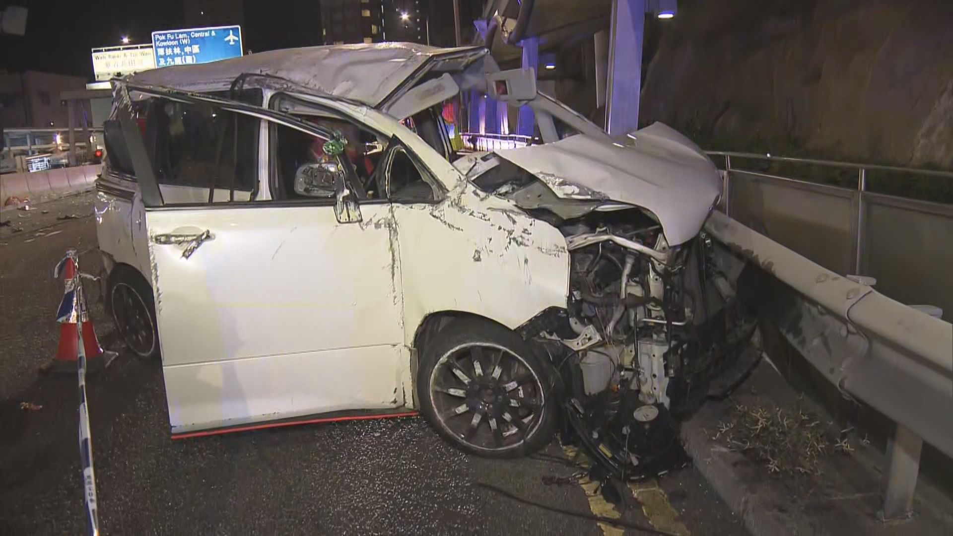 香港仔私家車失事撞欄　司機逃逸