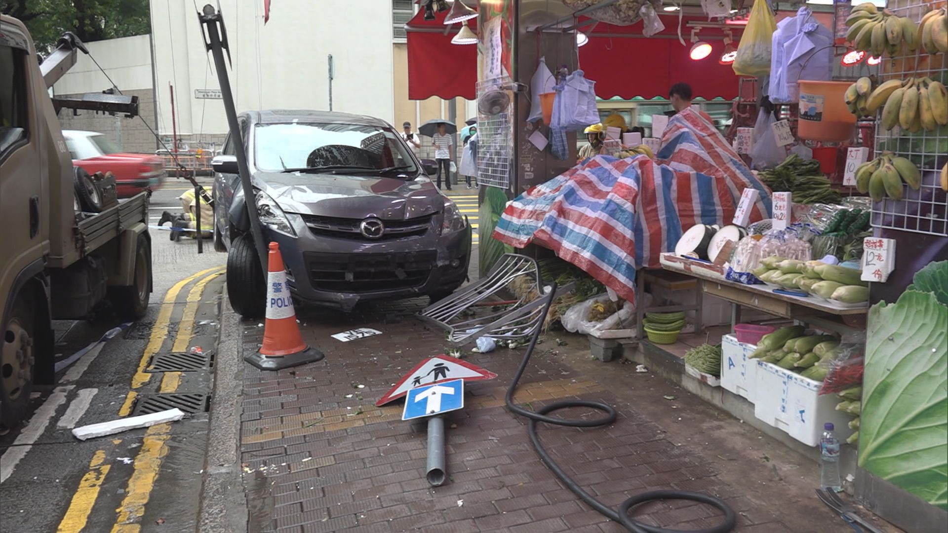 香港仔私家車衝上行人路3人傷