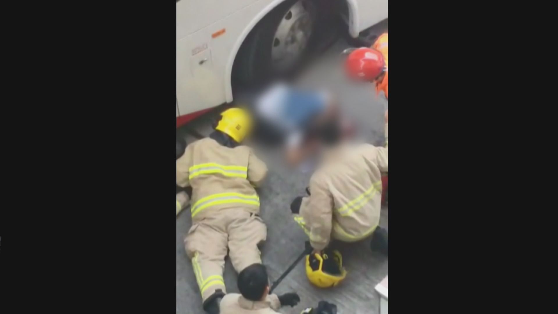 香港仔老翁被校巴撞倒壓車底重傷