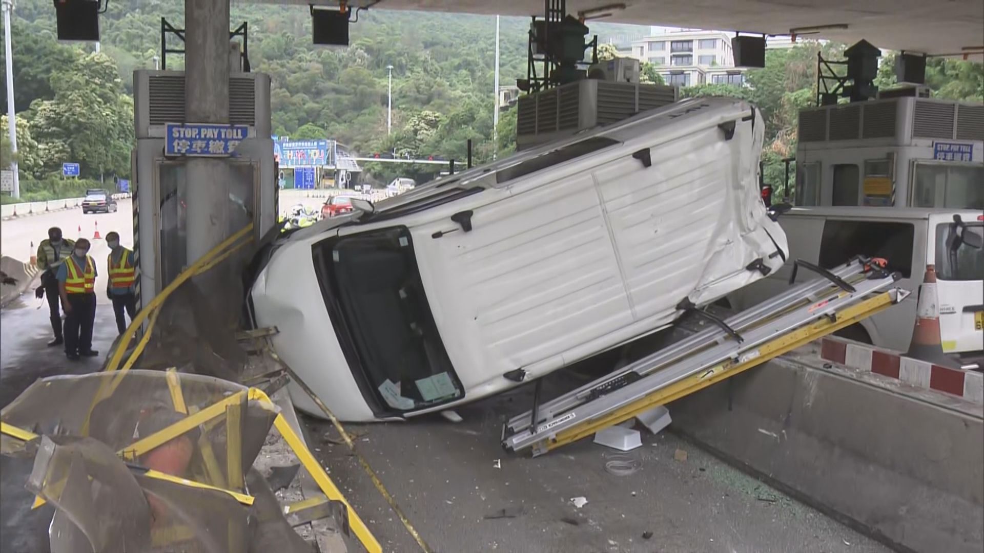 香港仔隧道有客貨車撞向收費亭　無人受傷