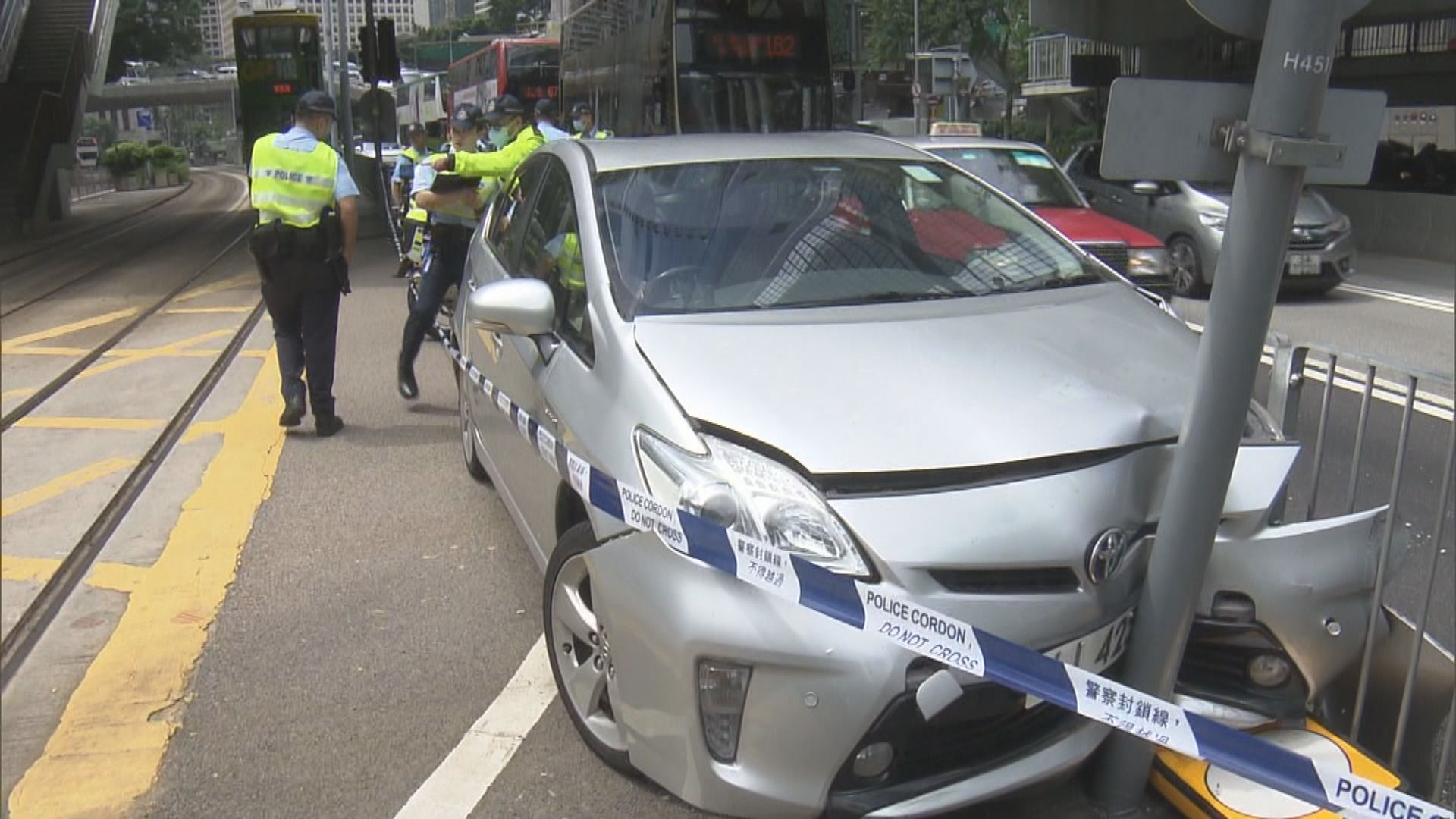 金鐘有警方私家車失事撼燈柱 警員昏迷送院