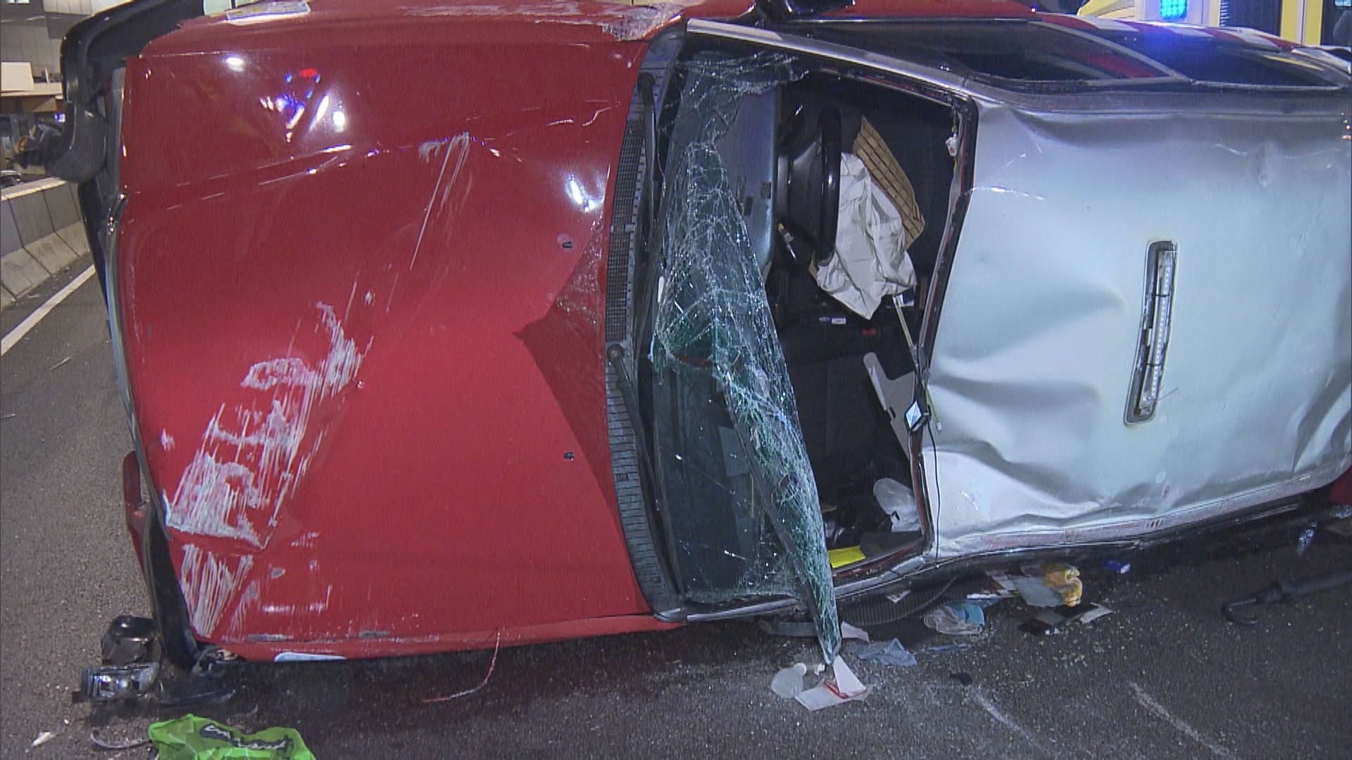 金鐘的士翻側三人傷