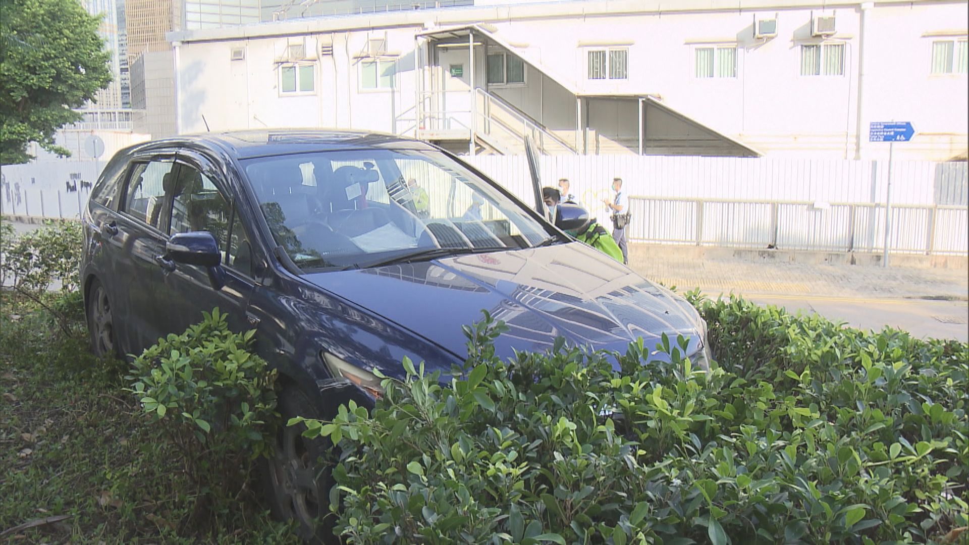 灣仔一輛私家車鏟上花槽　男司機不治