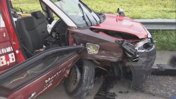 機場路的士與私家車相撞釀兩傷其中一人昏迷