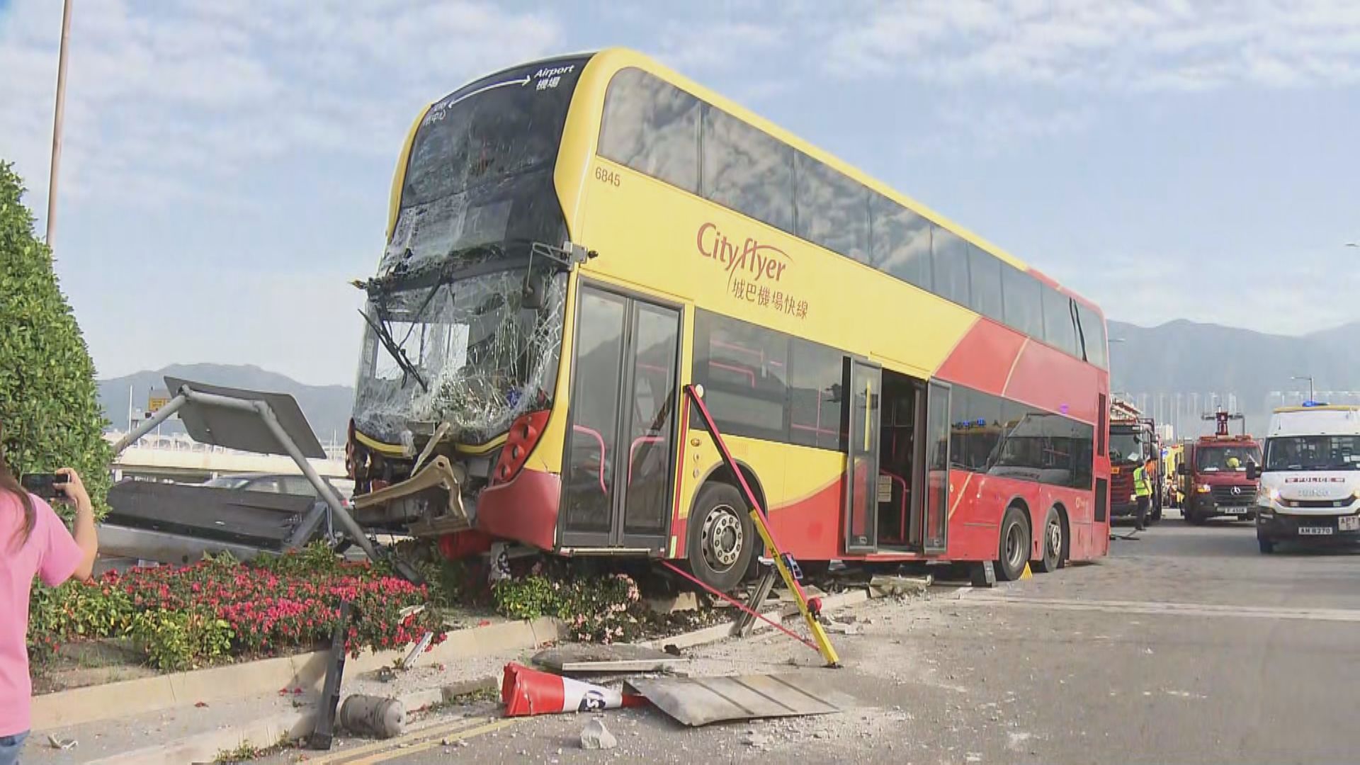 機場暢航路雙層城巴撞石壆　初步16人傷