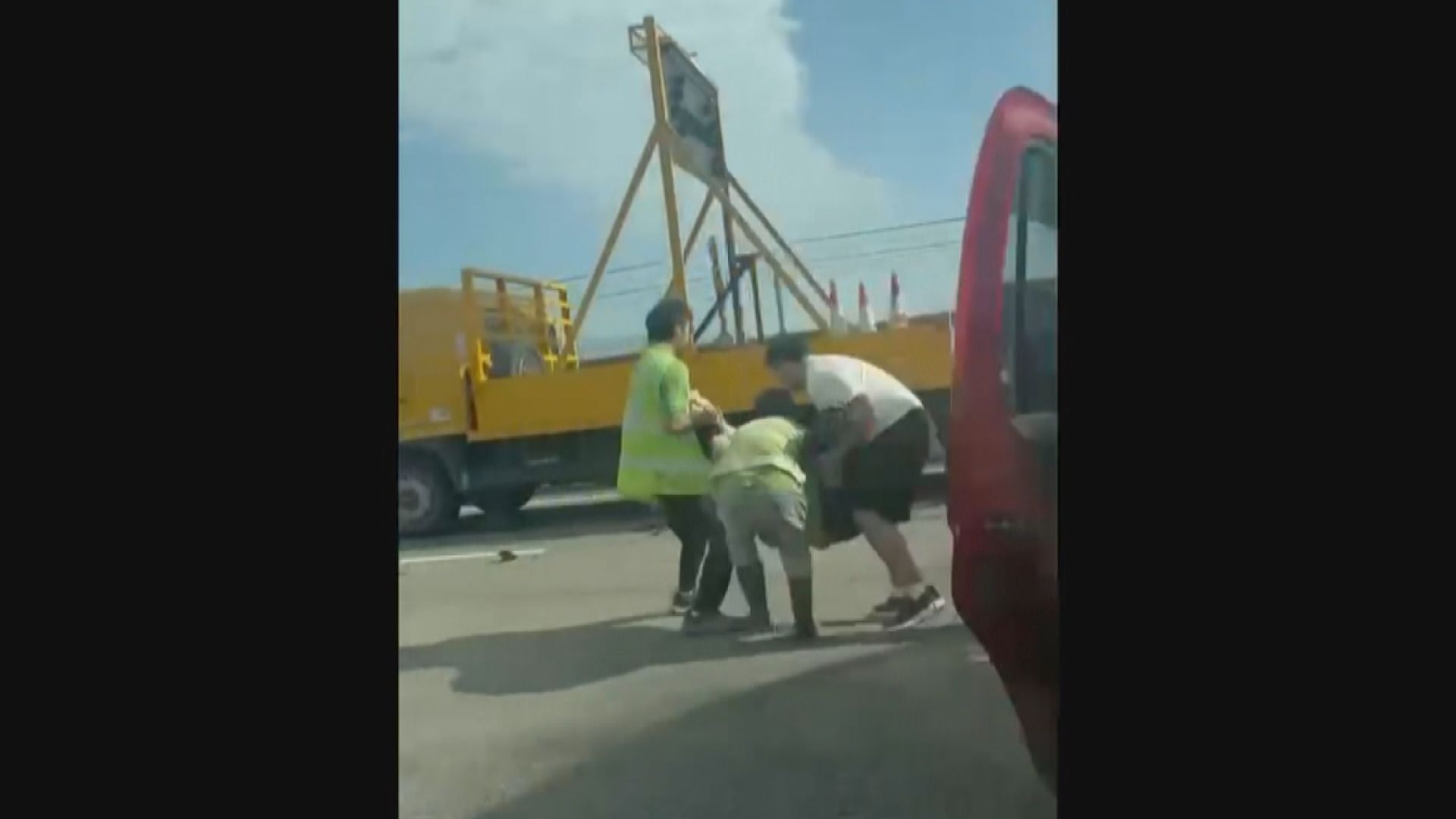 北大嶼山公路的士撞工程車　的士男乘客頭部撞向擋風玻璃身亡