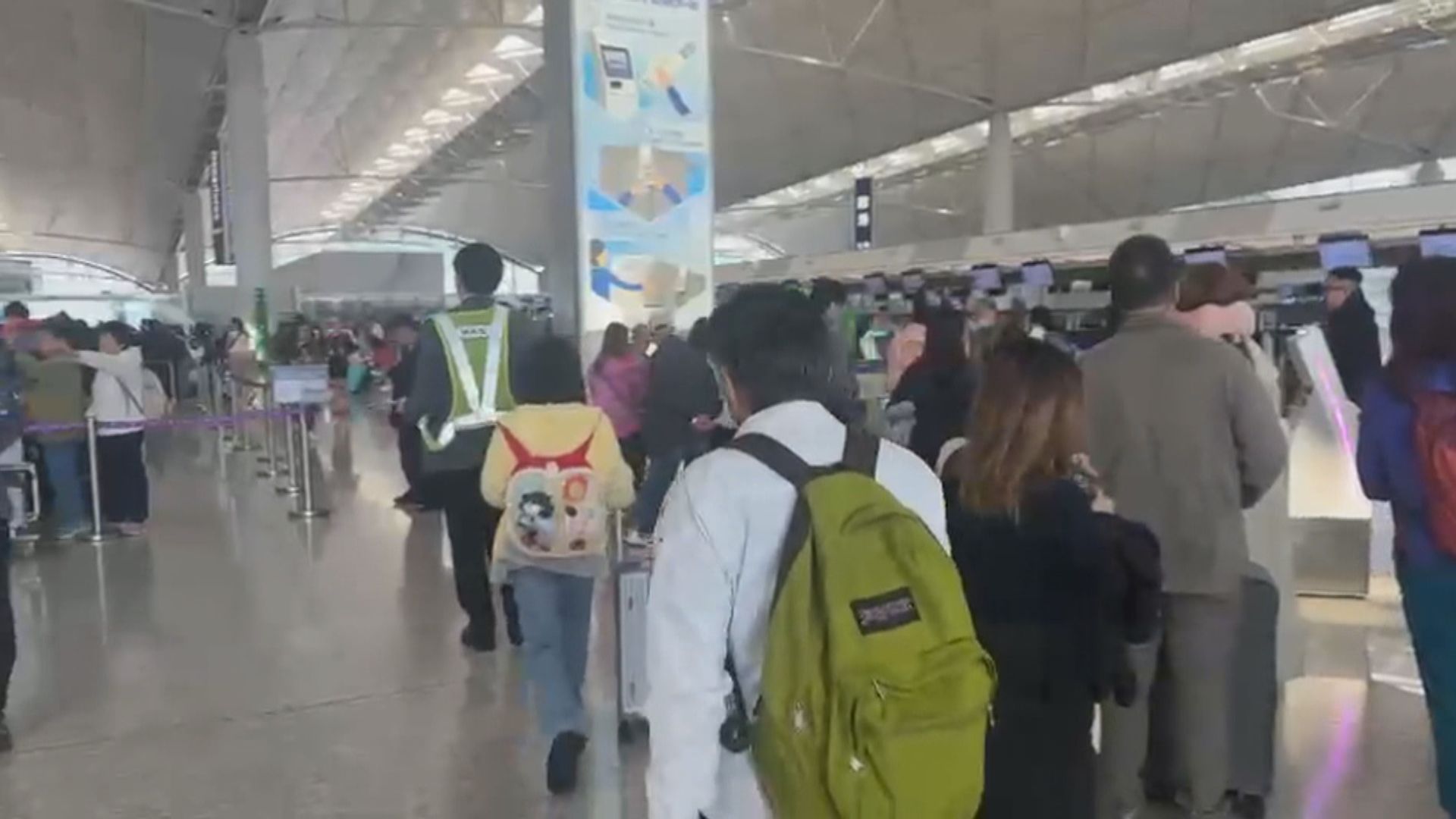 青馬大橋車禍｜旅客失預算未能按時抵機場　登機櫃位排長龍憂無法登機