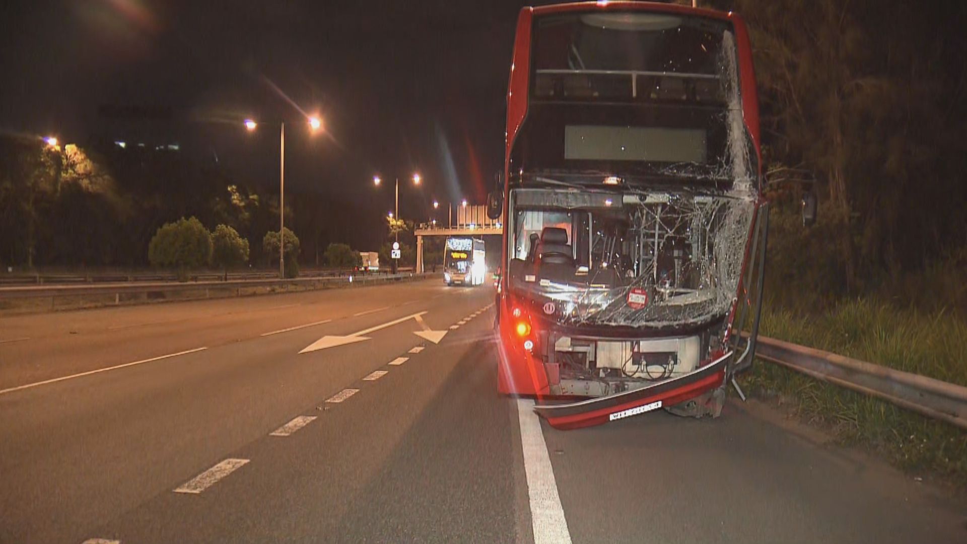 九巴八鄉失事撞向路邊燈柱六人傷