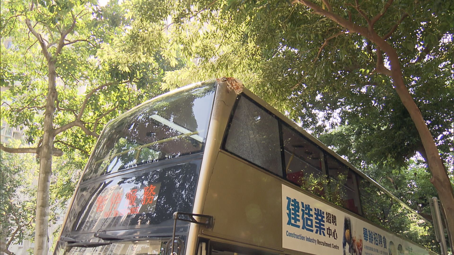 柴灣有巴士撞樹　一名乘客受傷