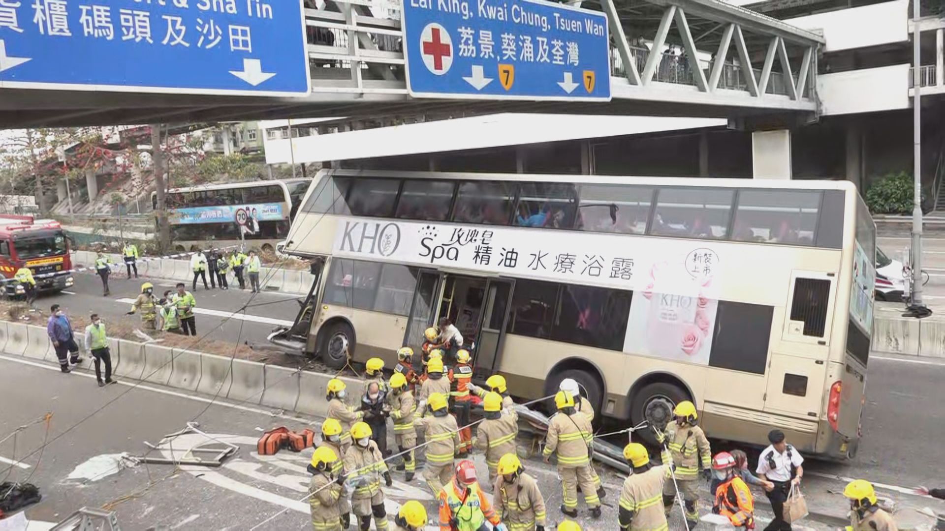 呈祥道九巴撞壆傾側多人受傷　荃灣方向封全線