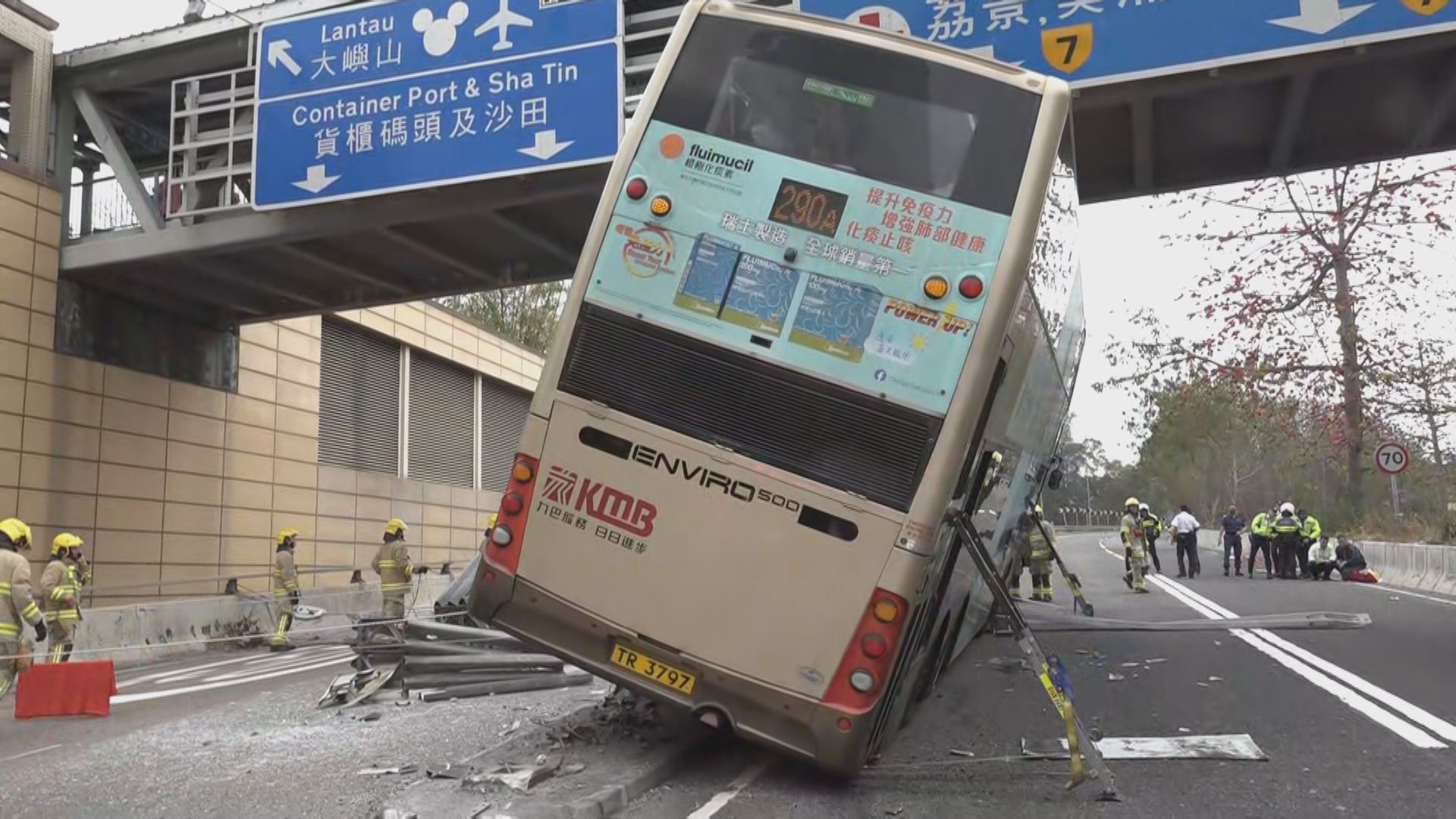 呈祥道九巴撞壆傾側　47人受傷