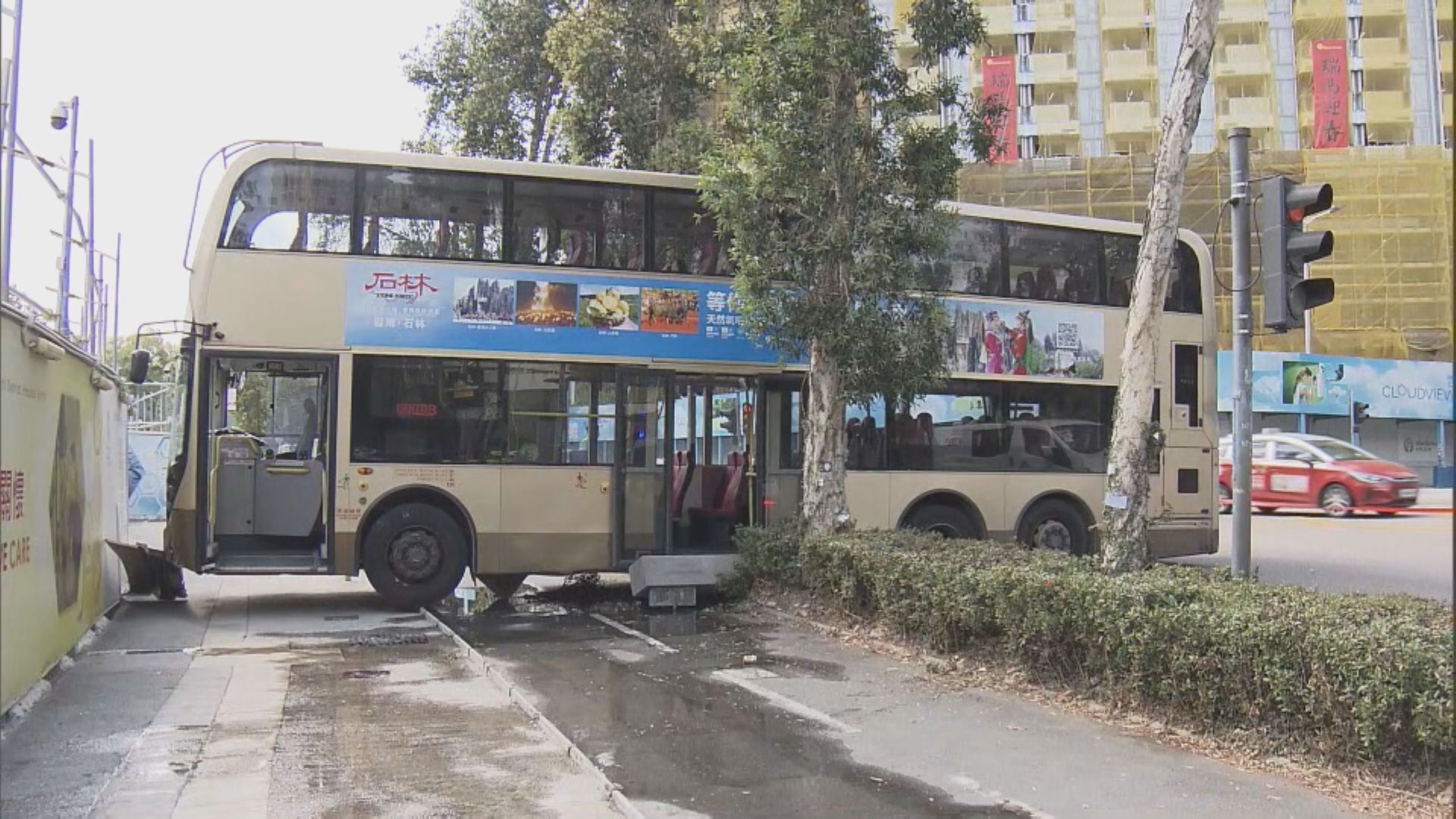 上水九巴失控撞壆剷行人路無人傷