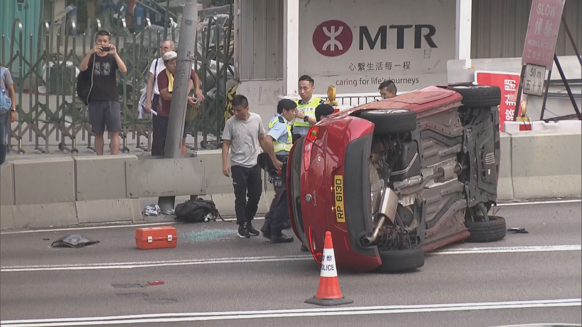 金鐘私家車撞壆翻側司機送院