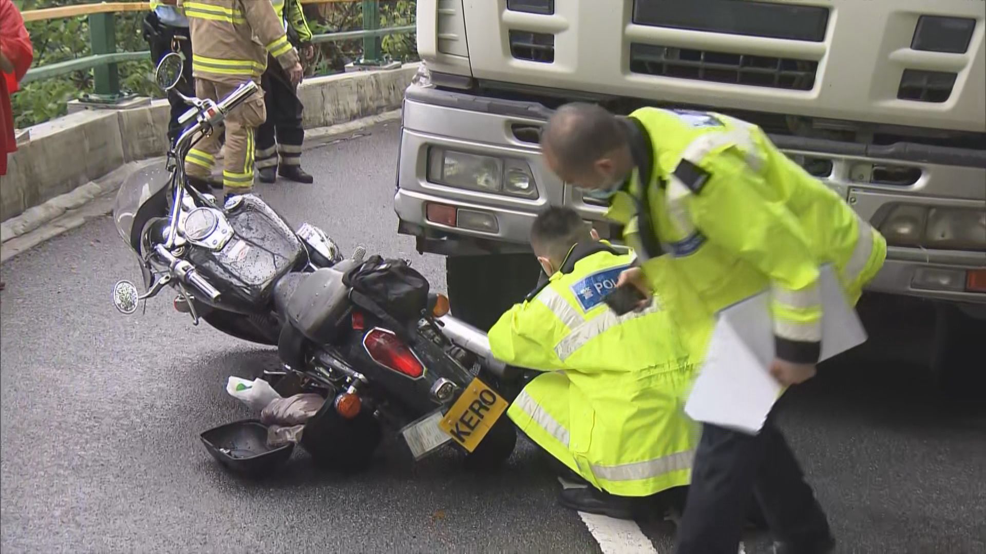 中環半山電單車泥頭車相撞　電單車司機昏迷送院