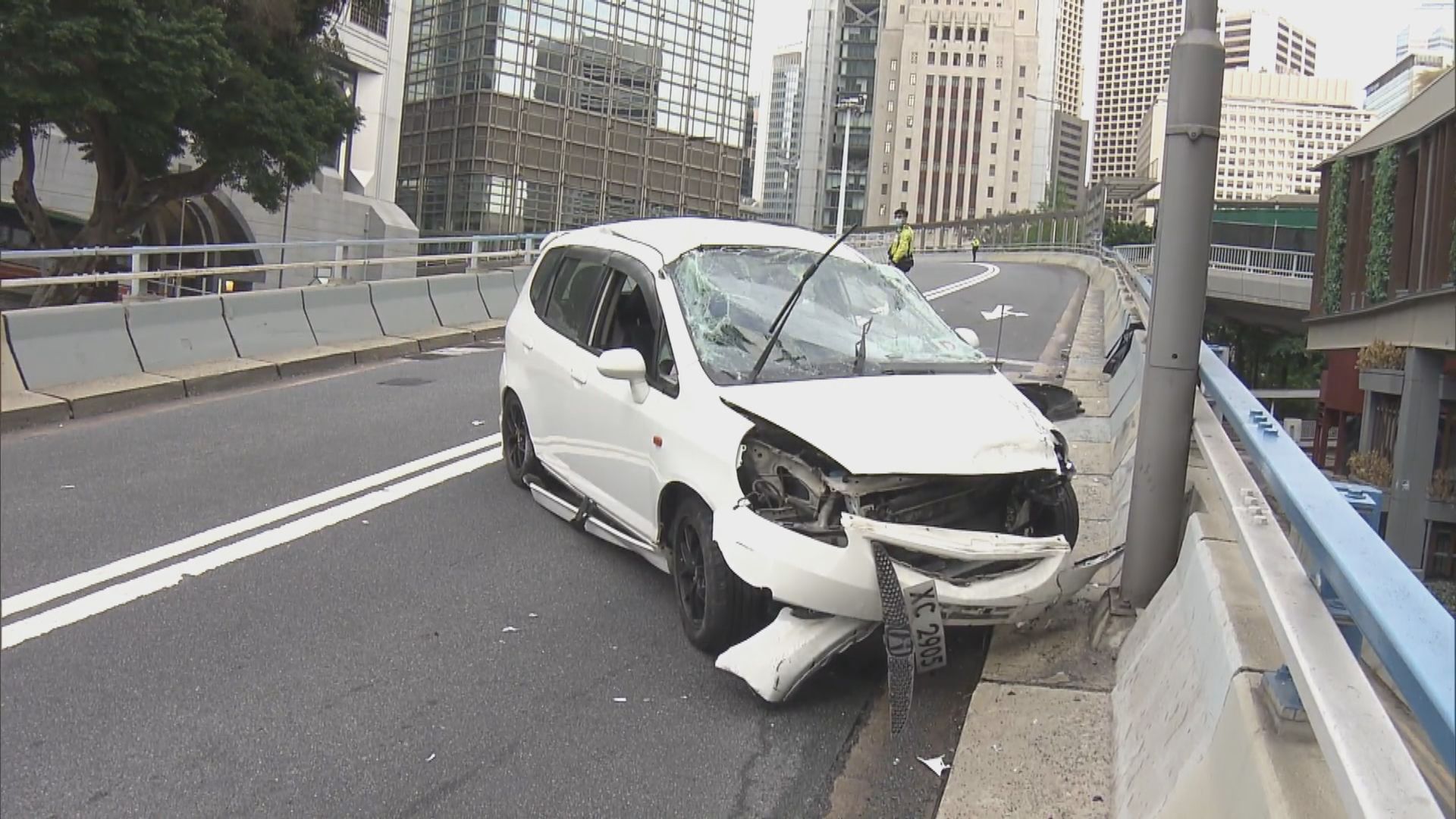 私家車中環撞壆　兩人受傷送院