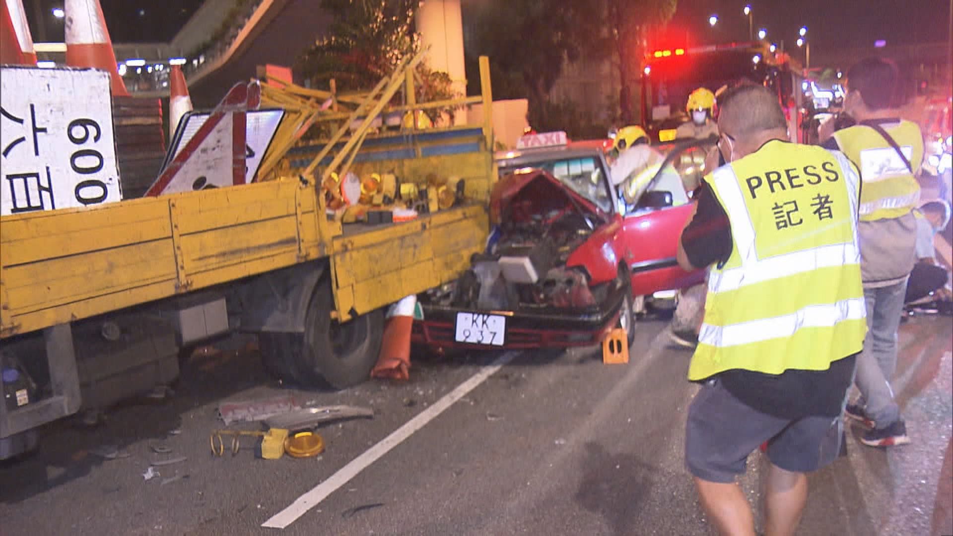 中環的士撞工程車尾　司機被困獲救